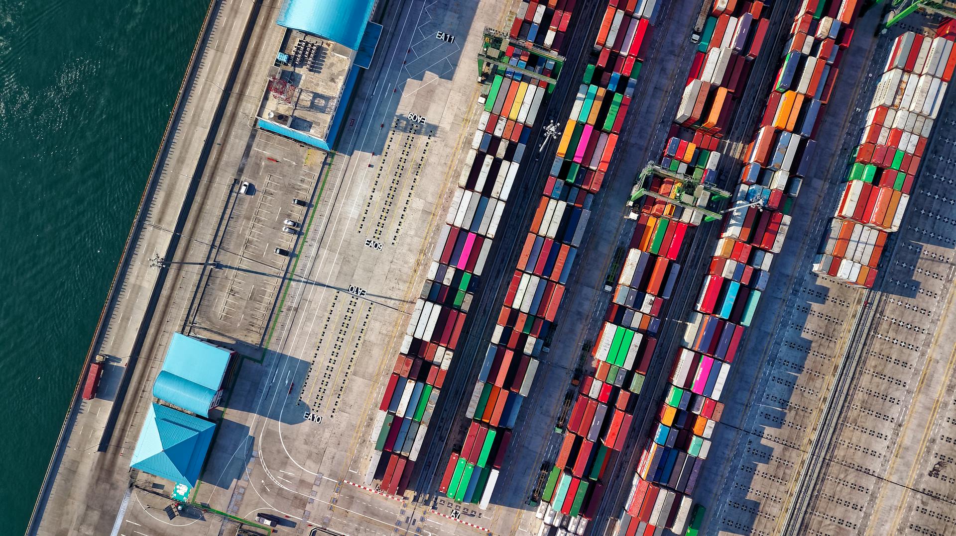 Port kontenerowy, symbolizujący międzynarodowy handel i obsługę celną